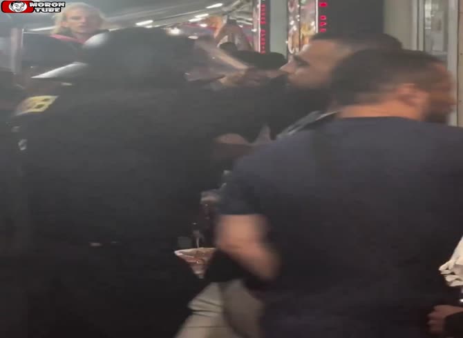 Video :A dispute between pro-Palestinian degenerates and a German police officer